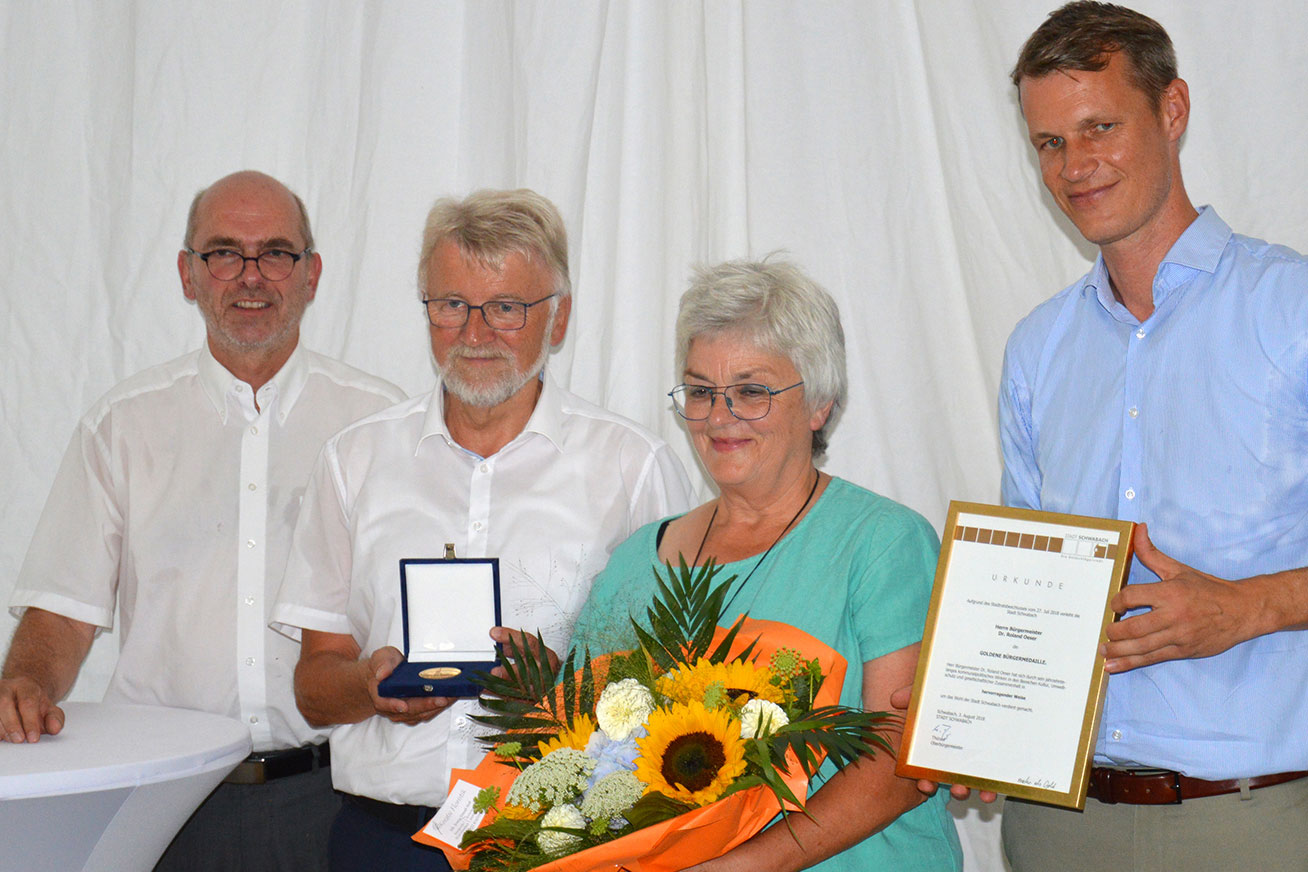 OB Matthias Thürauf (rechts) und Grünen-Fraktionsvorsitzender Klaus Neunhoeffer (links) gratulierten Dr. Roland Oeser mit Frau Anne.