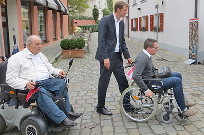 OB Thürauf mit Rollstuhlfahrer unterwegs in der Stadt