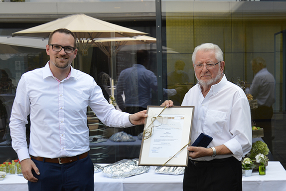 Stephan Kosmann (Mitte) erhält die Goldener Bürgermedaille und eine Urkunde aus den Händen von Oberbürgermeister Peter Reiß (links). Landtagsvizepräsident Karl Freller (rechts) gratuliert.
