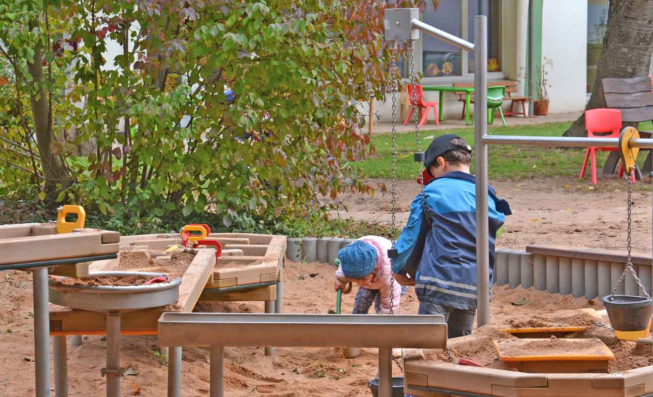 Kinder auf dem Sandspielplatz im Waldemar-Bergner-Kindergarten