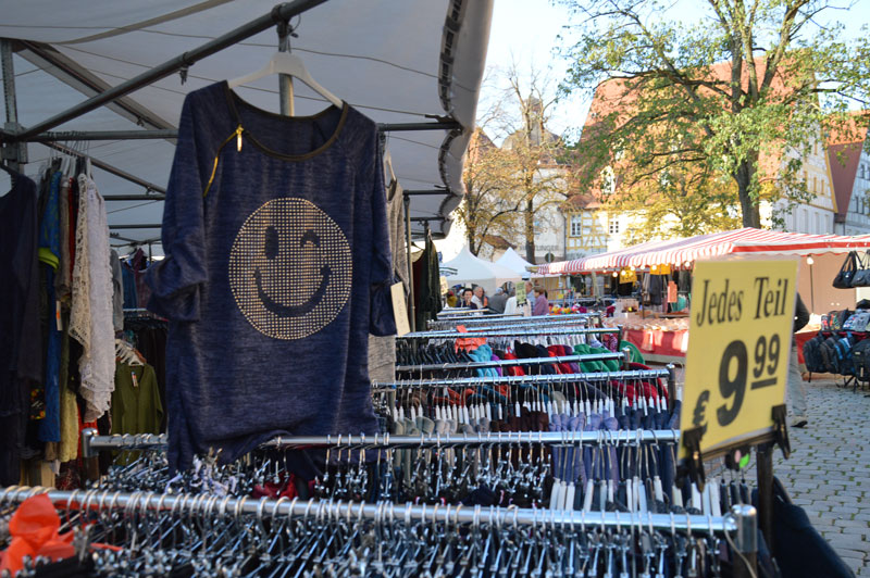 Marktstand mit Kleidung