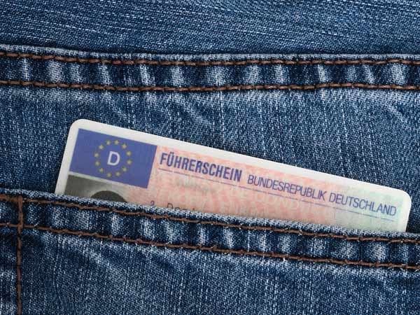 Führerschein schaut aus einer Hosentasche halb heraus
