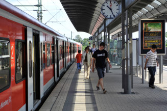 im Bild: der Bahnsteig des Schwabacher Bahnhofs