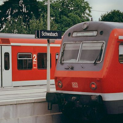 Foto Bahngleis mit rotem Zug