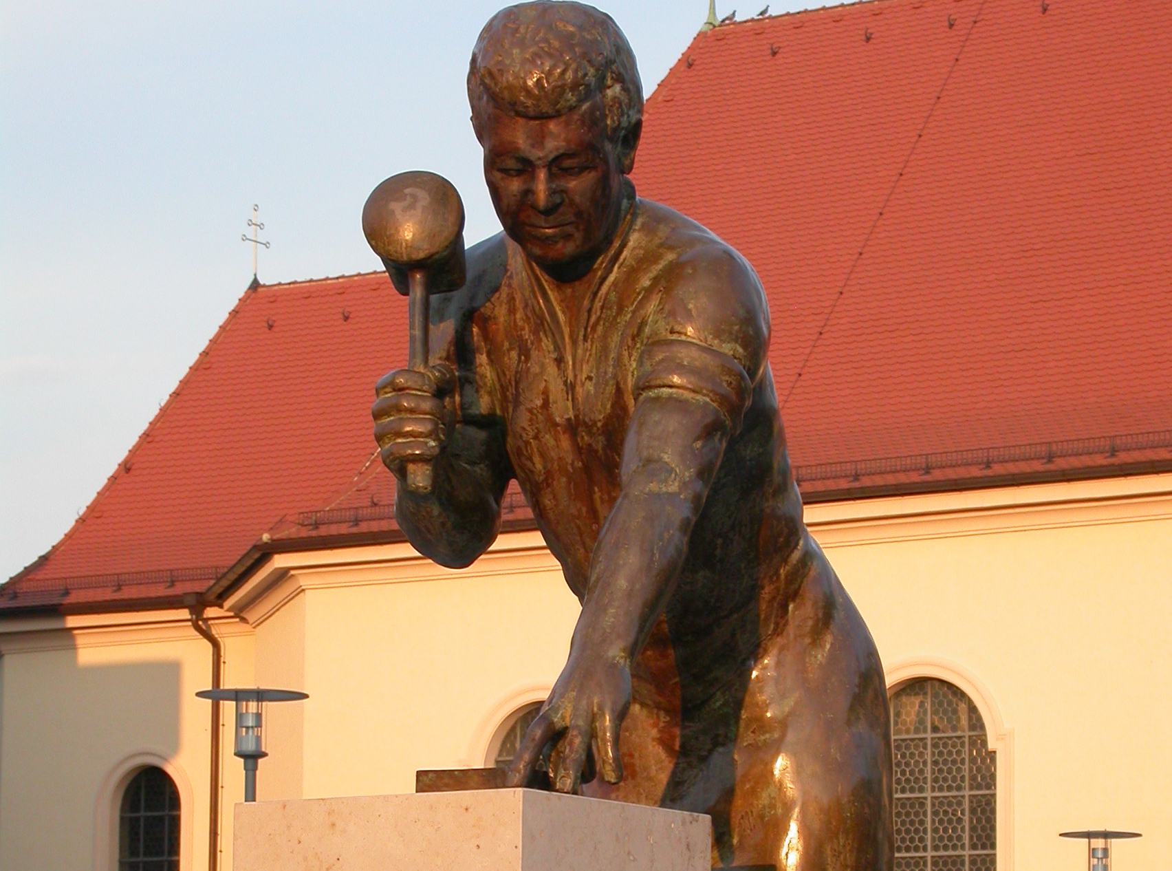 Statue eines Goldschlägers