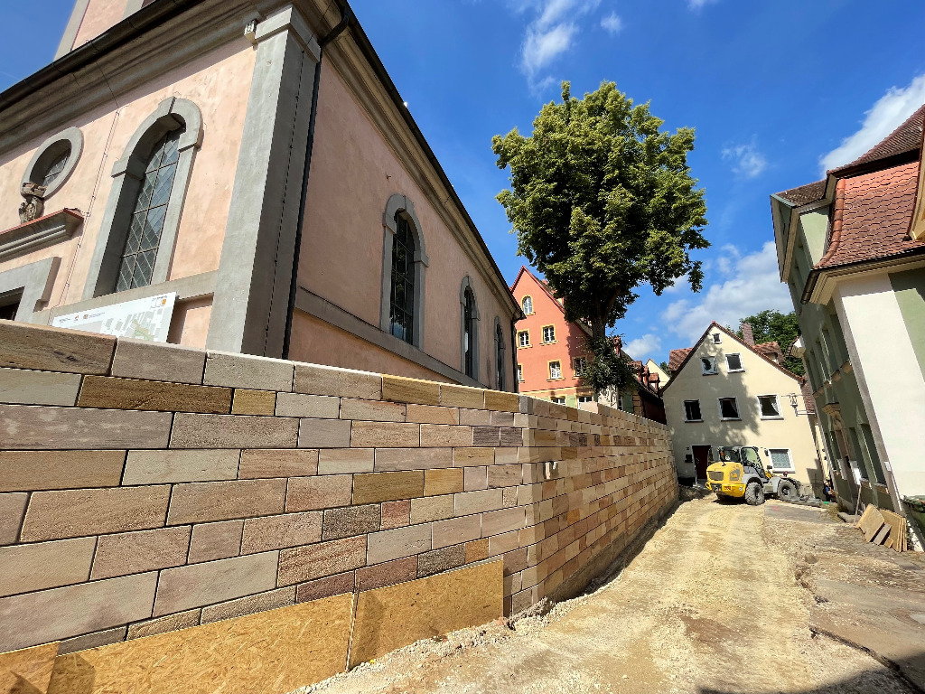 Kirche hinter einer Sandsteinwand