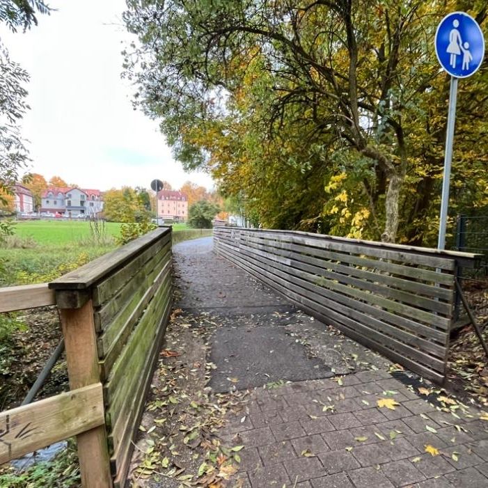 Alte Holzbrücke für Fußgänger