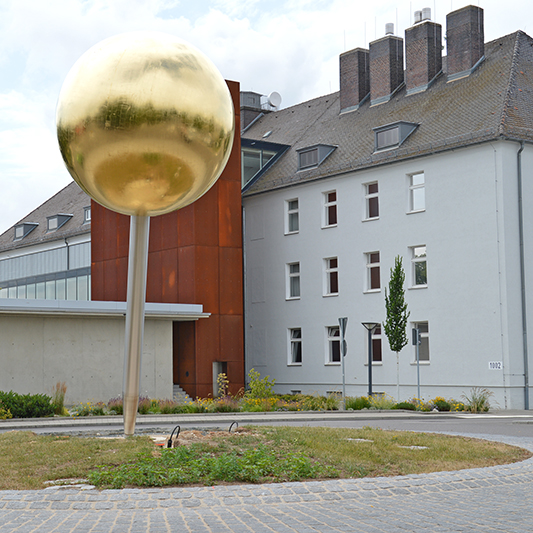 Kreisverkehr am Stadtmuseum mit der Goldnadel