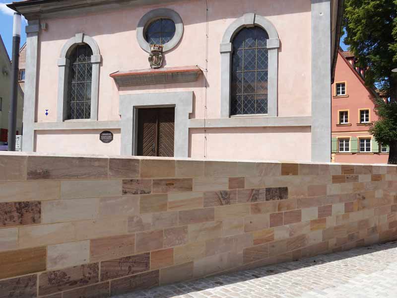 Die neue Mauer vor der Franzosenkirche Boxlohe Mauer