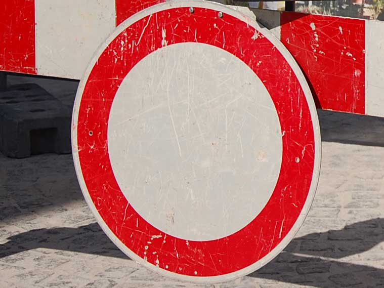 Ein rundes, weißes Verkehrsschild mit rotem Rand