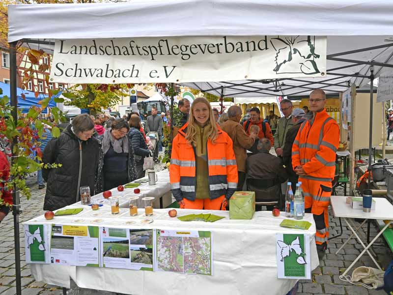 Das Team des Landschaftspflegeverbands Schwabach an seinem Stand auf dem Regionalmarkt 2025