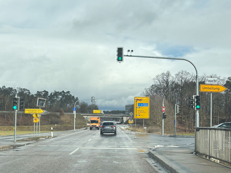 Ampelkreunzung mit PKW, der in Richtung Autobahn fährt und GRÜN hat. 